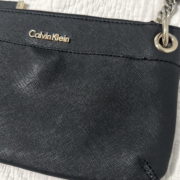 Calvin Klein Saffiano envelope crossbody bag in black - Picture 2 of 8